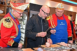 FRG 2025-02-12 16  Eine alte Tradition  - „Prinzenkochen“ bei Fran Schwarz, FRG. Ein nicht ganz vergessene Tradition lebt wieder auf. Der Prinz mit seiner Crew bekochen Freunde und Bekannte. : DVPJ, Holger II, Phil II., Prinz Karneval, Prinz, Prinzessin Mia I., Hofmarschälle, Page, Pagen, Paginnen, HDK, Duisburg, Karneval, Helau, Tollität, Event, Session 2024, Session 2025, HDK Duisburg, Hauptausschuss, Hauptausschuss Karneval Duisburg, Duisburg ist echt