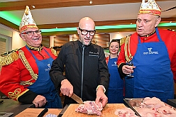 FRG 2025-02-12 17  Eine alte Tradition  - „Prinzenkochen“ bei Fran Schwarz, FRG. Ein nicht ganz vergessene Tradition lebt wieder auf. Der Prinz mit seiner Crew bekochen Freunde und Bekannte. : DVPJ, Holger II, Phil II., Prinz Karneval, Prinz, Prinzessin Mia I., Hofmarschälle, Page, Pagen, Paginnen, HDK, Duisburg, Karneval, Helau, Tollität, Event, Session 2024, Session 2025, HDK Duisburg, Hauptausschuss, Hauptausschuss Karneval Duisburg, Duisburg ist echt
