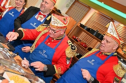 FRG 2025-02-12 19  Eine alte Tradition  - „Prinzenkochen“ bei Fran Schwarz, FRG. Ein nicht ganz vergessene Tradition lebt wieder auf. Der Prinz mit seiner Crew bekochen Freunde und Bekannte. : DVPJ, Holger II, Phil II., Prinz Karneval, Prinz, Prinzessin Mia I., Hofmarschälle, Page, Pagen, Paginnen, HDK, Duisburg, Karneval, Helau, Tollität, Event, Session 2024, Session 2025, HDK Duisburg, Hauptausschuss, Hauptausschuss Karneval Duisburg, Duisburg ist echt