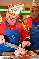 FRG 2025-02-12 21  Eine alte Tradition  - „Prinzenkochen“ bei Fran Schwarz, FRG. Ein nicht ganz vergessene Tradition lebt wieder auf. Der Prinz mit seiner Crew bekochen Freunde und Bekannte. : DVPJ, Holger II, Phil II., Prinz Karneval, Prinz, Prinzessin Mia I., Hofmarschälle, Page, Pagen, Paginnen, HDK, Duisburg, Karneval, Helau, Tollität, Event, Session 2024, Session 2025, HDK Duisburg, Hauptausschuss, Hauptausschuss Karneval Duisburg, Duisburg ist echt