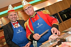 FRG 2025-02-12 24  Eine alte Tradition  - „Prinzenkochen“ bei Fran Schwarz, FRG. Ein nicht ganz vergessene Tradition lebt wieder auf. Der Prinz mit seiner Crew bekochen Freunde und Bekannte. : DVPJ, Holger II, Phil II., Prinz Karneval, Prinz, Prinzessin Mia I., Hofmarschälle, Page, Pagen, Paginnen, HDK, Duisburg, Karneval, Helau, Tollität, Event, Session 2024, Session 2025, HDK Duisburg, Hauptausschuss, Hauptausschuss Karneval Duisburg, Duisburg ist echt