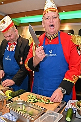 FRG 2025-02-12 26  Eine alte Tradition  - „Prinzenkochen“ bei Fran Schwarz, FRG. Ein nicht ganz vergessene Tradition lebt wieder auf. Der Prinz mit seiner Crew bekochen Freunde und Bekannte. : DVPJ, Holger II, Phil II., Prinz Karneval, Prinz, Prinzessin Mia I., Hofmarschälle, Page, Pagen, Paginnen, HDK, Duisburg, Karneval, Helau, Tollität, Event, Session 2024, Session 2025, HDK Duisburg, Hauptausschuss, Hauptausschuss Karneval Duisburg, Duisburg ist echt
