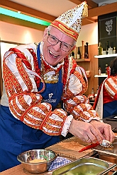 FRG 2025-02-12 27  Eine alte Tradition  - „Prinzenkochen“ bei Fran Schwarz, FRG. Ein nicht ganz vergessene Tradition lebt wieder auf. Der Prinz mit seiner Crew bekochen Freunde und Bekannte. : DVPJ, Holger II, Phil II., Prinz Karneval, Prinz, Prinzessin Mia I., Hofmarschälle, Page, Pagen, Paginnen, HDK, Duisburg, Karneval, Helau, Tollität, Event, Session 2024, Session 2025, HDK Duisburg, Hauptausschuss, Hauptausschuss Karneval Duisburg, Duisburg ist echt