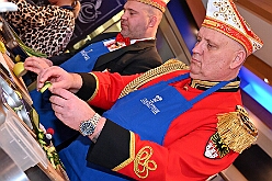 FRG 2025-02-12 30  Eine alte Tradition  - „Prinzenkochen“ bei Fran Schwarz, FRG. Ein nicht ganz vergessene Tradition lebt wieder auf. Der Prinz mit seiner Crew bekochen Freunde und Bekannte. : DVPJ, Holger II, Phil II., Prinz Karneval, Prinz, Prinzessin Mia I., Hofmarschälle, Page, Pagen, Paginnen, HDK, Duisburg, Karneval, Helau, Tollität, Event, Session 2024, Session 2025, HDK Duisburg, Hauptausschuss, Hauptausschuss Karneval Duisburg, Duisburg ist echt
