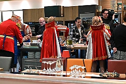 FRG 2025-02-12 31  Eine alte Tradition  - „Prinzenkochen“ bei Fran Schwarz, FRG. Ein nicht ganz vergessene Tradition lebt wieder auf. Der Prinz mit seiner Crew bekochen Freunde und Bekannte. : DVPJ, Holger II, Phil II., Prinz Karneval, Prinz, Prinzessin Mia I., Hofmarschälle, Page, Pagen, Paginnen, HDK, Duisburg, Karneval, Helau, Tollität, Event, Session 2024, Session 2025, HDK Duisburg, Hauptausschuss, Hauptausschuss Karneval Duisburg, Duisburg ist echt