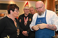 FRG 2025-02-12 36  Eine alte Tradition  - „Prinzenkochen“ bei Fran Schwarz, FRG. Ein nicht ganz vergessene Tradition lebt wieder auf. Der Prinz mit seiner Crew bekochen Freunde und Bekannte. : DVPJ, Holger II, Phil II., Prinz Karneval, Prinz, Prinzessin Mia I., Hofmarschälle, Page, Pagen, Paginnen, HDK, Duisburg, Karneval, Helau, Tollität, Event, Session 2024, Session 2025, HDK Duisburg, Hauptausschuss, Hauptausschuss Karneval Duisburg, Duisburg ist echt