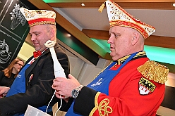 FRG 2025-02-12 37  Eine alte Tradition  - „Prinzenkochen“ bei Fran Schwarz, FRG. Ein nicht ganz vergessene Tradition lebt wieder auf. Der Prinz mit seiner Crew bekochen Freunde und Bekannte. : DVPJ, Holger II, Phil II., Prinz Karneval, Prinz, Prinzessin Mia I., Hofmarschälle, Page, Pagen, Paginnen, HDK, Duisburg, Karneval, Helau, Tollität, Event, Session 2024, Session 2025, HDK Duisburg, Hauptausschuss, Hauptausschuss Karneval Duisburg, Duisburg ist echt