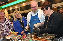 FRG 2025-02-12 38  Eine alte Tradition  - „Prinzenkochen“ bei Fran Schwarz, FRG. Ein nicht ganz vergessene Tradition lebt wieder auf. Der Prinz mit seiner Crew bekochen Freunde und Bekannte. : DVPJ, Holger II, Phil II., Prinz Karneval, Prinz, Prinzessin Mia I., Hofmarschälle, Page, Pagen, Paginnen, HDK, Duisburg, Karneval, Helau, Tollität, Event, Session 2024, Session 2025, HDK Duisburg, Hauptausschuss, Hauptausschuss Karneval Duisburg, Duisburg ist echt