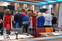 FRG 2025-02-12 42  Eine alte Tradition  - „Prinzenkochen“ bei Fran Schwarz, FRG. Ein nicht ganz vergessene Tradition lebt wieder auf. Der Prinz mit seiner Crew bekochen Freunde und Bekannte. : DVPJ, Holger II, Phil II., Prinz Karneval, Prinz, Prinzessin Mia I., Hofmarschälle, Page, Pagen, Paginnen, HDK, Duisburg, Karneval, Helau, Tollität, Event, Session 2024, Session 2025, HDK Duisburg, Hauptausschuss, Hauptausschuss Karneval Duisburg, Duisburg ist echt