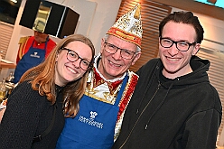 FRG 2025-02-12 45  Eine alte Tradition  - „Prinzenkochen“ bei Fran Schwarz, FRG. Ein nicht ganz vergessene Tradition lebt wieder auf. Der Prinz mit seiner Crew bekochen Freunde und Bekannte. : DVPJ, Holger II, Phil II., Prinz Karneval, Prinz, Prinzessin Mia I., Hofmarschälle, Page, Pagen, Paginnen, HDK, Duisburg, Karneval, Helau, Tollität, Event, Session 2024, Session 2025, HDK Duisburg, Hauptausschuss, Hauptausschuss Karneval Duisburg, Duisburg ist echt