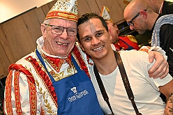 FRG 2025-02-12 48  Eine alte Tradition  - „Prinzenkochen“ bei Fran Schwarz, FRG. Ein nicht ganz vergessene Tradition lebt wieder auf. Der Prinz mit seiner Crew bekochen Freunde und Bekannte. : DVPJ, Holger II, Phil II., Prinz Karneval, Prinz, Prinzessin Mia I., Hofmarschälle, Page, Pagen, Paginnen, HDK, Duisburg, Karneval, Helau, Tollität, Event, Session 2024, Session 2025, HDK Duisburg, Hauptausschuss, Hauptausschuss Karneval Duisburg, Duisburg ist echt