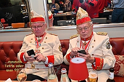 FRG 2025-02-12 51  Eine alte Tradition  - „Prinzenkochen“ bei Fran Schwarz, FRG. Ein nicht ganz vergessene Tradition lebt wieder auf. Der Prinz mit seiner Crew bekochen Freunde und Bekannte. : DVPJ, Holger II, Phil II., Prinz Karneval, Prinz, Prinzessin Mia I., Hofmarschälle, Page, Pagen, Paginnen, HDK, Duisburg, Karneval, Helau, Tollität, Event, Session 2024, Session 2025, HDK Duisburg, Hauptausschuss, Hauptausschuss Karneval Duisburg, Duisburg ist echt