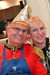 FRG 2025-02-12 59  Eine alte Tradition  - „Prinzenkochen“ bei Fran Schwarz, FRG. Ein nicht ganz vergessene Tradition lebt wieder auf. Der Prinz mit seiner Crew bekochen Freunde und Bekannte. : DVPJ, Holger II, Phil II., Prinz Karneval, Prinz, Prinzessin Mia I., Hofmarschälle, Page, Pagen, Paginnen, HDK, Duisburg, Karneval, Helau, Tollität, Event, Session 2024, Session 2025, HDK Duisburg, Hauptausschuss, Hauptausschuss Karneval Duisburg, Duisburg ist echt
