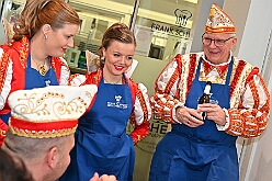 FRG 2025-02-12 61  Eine alte Tradition  - „Prinzenkochen“ bei Fran Schwarz, FRG. Ein nicht ganz vergessene Tradition lebt wieder auf. Der Prinz mit seiner Crew bekochen Freunde und Bekannte. : DVPJ, Holger II, Phil II., Prinz Karneval, Prinz, Prinzessin Mia I., Hofmarschälle, Page, Pagen, Paginnen, HDK, Duisburg, Karneval, Helau, Tollität, Event, Session 2024, Session 2025, HDK Duisburg, Hauptausschuss, Hauptausschuss Karneval Duisburg, Duisburg ist echt