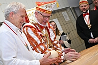 01 Prinzenbacken 2025-02-13 03  Tradition hoch zwei - Am Donnerstag, 13.2., trafen wir uns mit der Kinderprinzencrew in der Bäckerei und Konditorei „Vormann“, mit Familienreicher Tradition. Auch Tradition ist die Verleihung des Titels „Bürger des Jahres“. In diesem Jahr verliehen im Kultur- und Bürgerzentrum Duisburg-Süd Steinhof Huckingen e.V. an Herrn Frank Wittig, geschäftsführender Gesellschafter der Wittig GmbH. : DVPJ, Holger II, Phil II., Prinz Karneval, Prinz, Prinzessin Mia I., Hofmarschälle, Page, Pagen, Paginnen, HDK, Duisburg, Karneval, Helau, Tollität, Event, Session 2024, Session 2025, HDK Duisburg, Hauptausschuss, Hauptausschuss Karneval Duisburg, Duisburg ist echt
