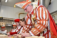 01 Prinzenbacken 2025-02-13 08  Tradition hoch zwei - Am Donnerstag, 13.2., trafen wir uns mit der Kinderprinzencrew in der Bäckerei und Konditorei „Vormann“, mit Familienreicher Tradition. Auch Tradition ist die Verleihung des Titels „Bürger des Jahres“. In diesem Jahr verliehen im Kultur- und Bürgerzentrum Duisburg-Süd Steinhof Huckingen e.V. an Herrn Frank Wittig, geschäftsführender Gesellschafter der Wittig GmbH. : DVPJ, Holger II, Phil II., Prinz Karneval, Prinz, Prinzessin Mia I., Hofmarschälle, Page, Pagen, Paginnen, HDK, Duisburg, Karneval, Helau, Tollität, Event, Session 2024, Session 2025, HDK Duisburg, Hauptausschuss, Hauptausschuss Karneval Duisburg, Duisburg ist echt