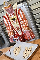 01 Prinzenbacken 2025-02-13 11  Tradition hoch zwei - Am Donnerstag, 13.2., trafen wir uns mit der Kinderprinzencrew in der Bäckerei und Konditorei „Vormann“, mit Familienreicher Tradition. Auch Tradition ist die Verleihung des Titels „Bürger des Jahres“. In diesem Jahr verliehen im Kultur- und Bürgerzentrum Duisburg-Süd Steinhof Huckingen e.V. an Herrn Frank Wittig, geschäftsführender Gesellschafter der Wittig GmbH. : DVPJ, Holger II, Phil II., Prinz Karneval, Prinz, Prinzessin Mia I., Hofmarschälle, Page, Pagen, Paginnen, HDK, Duisburg, Karneval, Helau, Tollität, Event, Session 2024, Session 2025, HDK Duisburg, Hauptausschuss, Hauptausschuss Karneval Duisburg, Duisburg ist echt