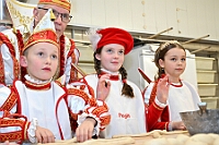 01 Prinzenbacken 2025-02-13 12  Tradition hoch zwei - Am Donnerstag, 13.2., trafen wir uns mit der Kinderprinzencrew in der Bäckerei und Konditorei „Vormann“, mit Familienreicher Tradition. Auch Tradition ist die Verleihung des Titels „Bürger des Jahres“. In diesem Jahr verliehen im Kultur- und Bürgerzentrum Duisburg-Süd Steinhof Huckingen e.V. an Herrn Frank Wittig, geschäftsführender Gesellschafter der Wittig GmbH. : DVPJ, Holger II, Phil II., Prinz Karneval, Prinz, Prinzessin Mia I., Hofmarschälle, Page, Pagen, Paginnen, HDK, Duisburg, Karneval, Helau, Tollität, Event, Session 2024, Session 2025, HDK Duisburg, Hauptausschuss, Hauptausschuss Karneval Duisburg, Duisburg ist echt