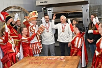01 Prinzenbacken 2025-02-13 13  Tradition hoch zwei - Am Donnerstag, 13.2., trafen wir uns mit der Kinderprinzencrew in der Bäckerei und Konditorei „Vormann“, mit Familienreicher Tradition. Auch Tradition ist die Verleihung des Titels „Bürger des Jahres“. In diesem Jahr verliehen im Kultur- und Bürgerzentrum Duisburg-Süd Steinhof Huckingen e.V. an Herrn Frank Wittig, geschäftsführender Gesellschafter der Wittig GmbH. : DVPJ, Holger II, Phil II., Prinz Karneval, Prinz, Prinzessin Mia I., Hofmarschälle, Page, Pagen, Paginnen, HDK, Duisburg, Karneval, Helau, Tollität, Event, Session 2024, Session 2025, HDK Duisburg, Hauptausschuss, Hauptausschuss Karneval Duisburg, Duisburg ist echt