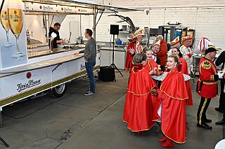 Goetz Klinger 2025-02-14 02  Sponsorenbesuch - Ein Sponsor der Prinzencrew ist die „Götz & Klinger GmbH“. Das in Neumühl ansässige Unternehmen ist Spezialist für Kälte- und Klimatechnik, sowie Schankanlagen. : DVPJ, Holger II, Phil II., Prinz Karneval, Prinz, Prinzessin Mia I., Hofmarschälle, Page, Pagen, Paginnen, HDK, Duisburg, Karneval, Helau, Tollität, Event, Session 2024, Session 2025, HDK Duisburg, Hauptausschuss, Hauptausschuss Karneval Duisburg, Duisburg ist echt