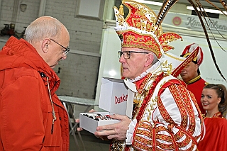 Goetz Klinger 2025-02-14 06  Sponsorenbesuch - Ein Sponsor der Prinzencrew ist die „Götz & Klinger GmbH“. Das in Neumühl ansässige Unternehmen ist Spezialist für Kälte- und Klimatechnik, sowie Schankanlagen. : DVPJ, Holger II, Phil II., Prinz Karneval, Prinz, Prinzessin Mia I., Hofmarschälle, Page, Pagen, Paginnen, HDK, Duisburg, Karneval, Helau, Tollität, Event, Session 2024, Session 2025, HDK Duisburg, Hauptausschuss, Hauptausschuss Karneval Duisburg, Duisburg ist echt