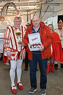Goetz Klinger 2025-02-14 07  Sponsorenbesuch - Ein Sponsor der Prinzencrew ist die „Götz & Klinger GmbH“. Das in Neumühl ansässige Unternehmen ist Spezialist für Kälte- und Klimatechnik, sowie Schankanlagen. : DVPJ, Holger II, Phil II., Prinz Karneval, Prinz, Prinzessin Mia I., Hofmarschälle, Page, Pagen, Paginnen, HDK, Duisburg, Karneval, Helau, Tollität, Event, Session 2024, Session 2025, HDK Duisburg, Hauptausschuss, Hauptausschuss Karneval Duisburg, Duisburg ist echt
