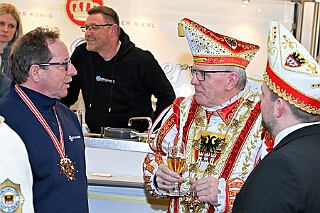 Goetz Klinger 2025-02-14 12  Sponsorenbesuch - Ein Sponsor der Prinzencrew ist die „Götz & Klinger GmbH“. Das in Neumühl ansässige Unternehmen ist Spezialist für Kälte- und Klimatechnik, sowie Schankanlagen. : DVPJ, Holger II, Phil II., Prinz Karneval, Prinz, Prinzessin Mia I., Hofmarschälle, Page, Pagen, Paginnen, HDK, Duisburg, Karneval, Helau, Tollität, Event, Session 2024, Session 2025, HDK Duisburg, Hauptausschuss, Hauptausschuss Karneval Duisburg, Duisburg ist echt
