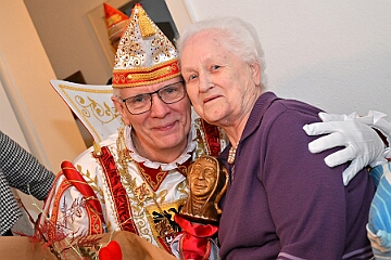 88 Geburtstag 2025-02-14 02  Der 88. Geburtstag - Herzlichen Glückwunsch zum Geburtstag, Mutti! Mit einem Überraschungsbesuch gratulierte die Crew Detlefs Mutter zum 88. Geburtstag. Für Detlef bleibst du immer die Königin. : DVPJ, Holger II, Phil II., Prinz Karneval, Prinz, Prinzessin Mia I., Hofmarschälle, Page, Pagen, Paginnen, HDK, Duisburg, Karneval, Helau, Tollität, Event, Session 2024, Session 2025, HDK Duisburg, Hauptausschuss, Hauptausschuss Karneval Duisburg, Duisburg ist echt