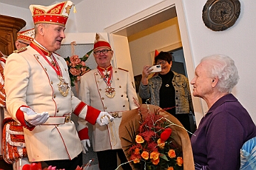 88 Geburtstag 2025-02-14 03  Der 88. Geburtstag - Herzlichen Glückwunsch zum Geburtstag, Mutti! Mit einem Überraschungsbesuch gratulierte die Crew Detlefs Mutter zum 88. Geburtstag. Für Detlef bleibst du immer die Königin. : DVPJ, Holger II, Phil II., Prinz Karneval, Prinz, Prinzessin Mia I., Hofmarschälle, Page, Pagen, Paginnen, HDK, Duisburg, Karneval, Helau, Tollität, Event, Session 2024, Session 2025, HDK Duisburg, Hauptausschuss, Hauptausschuss Karneval Duisburg, Duisburg ist echt