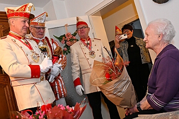 88 Geburtstag 2025-02-14 04  Der 88. Geburtstag - Herzlichen Glückwunsch zum Geburtstag, Mutti! Mit einem Überraschungsbesuch gratulierte die Crew Detlefs Mutter zum 88. Geburtstag. Für Detlef bleibst du immer die Königin. : DVPJ, Holger II, Phil II., Prinz Karneval, Prinz, Prinzessin Mia I., Hofmarschälle, Page, Pagen, Paginnen, HDK, Duisburg, Karneval, Helau, Tollität, Event, Session 2024, Session 2025, HDK Duisburg, Hauptausschuss, Hauptausschuss Karneval Duisburg, Duisburg ist echt