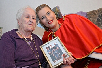 88 Geburtstag 2025-02-14 05  Der 88. Geburtstag - Herzlichen Glückwunsch zum Geburtstag, Mutti! Mit einem Überraschungsbesuch gratulierte die Crew Detlefs Mutter zum 88. Geburtstag. Für Detlef bleibst du immer die Königin. : DVPJ, Holger II, Phil II., Prinz Karneval, Prinz, Prinzessin Mia I., Hofmarschälle, Page, Pagen, Paginnen, HDK, Duisburg, Karneval, Helau, Tollität, Event, Session 2024, Session 2025, HDK Duisburg, Hauptausschuss, Hauptausschuss Karneval Duisburg, Duisburg ist echt