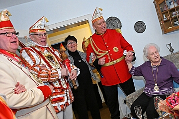 88 Geburtstag 2025-02-14 06  Der 88. Geburtstag - Herzlichen Glückwunsch zum Geburtstag, Mutti! Mit einem Überraschungsbesuch gratulierte die Crew Detlefs Mutter zum 88. Geburtstag. Für Detlef bleibst du immer die Königin. : DVPJ, Holger II, Phil II., Prinz Karneval, Prinz, Prinzessin Mia I., Hofmarschälle, Page, Pagen, Paginnen, HDK, Duisburg, Karneval, Helau, Tollität, Event, Session 2024, Session 2025, HDK Duisburg, Hauptausschuss, Hauptausschuss Karneval Duisburg, Duisburg ist echt