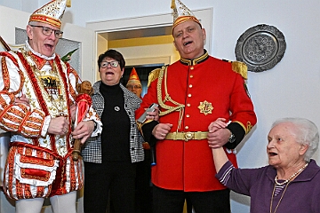 88 Geburtstag 2025-02-14 07  Der 88. Geburtstag - Herzlichen Glückwunsch zum Geburtstag, Mutti! Mit einem Überraschungsbesuch gratulierte die Crew Detlefs Mutter zum 88. Geburtstag. Für Detlef bleibst du immer die Königin. : DVPJ, Holger II, Phil II., Prinz Karneval, Prinz, Prinzessin Mia I., Hofmarschälle, Page, Pagen, Paginnen, HDK, Duisburg, Karneval, Helau, Tollität, Event, Session 2024, Session 2025, HDK Duisburg, Hauptausschuss, Hauptausschuss Karneval Duisburg, Duisburg ist echt