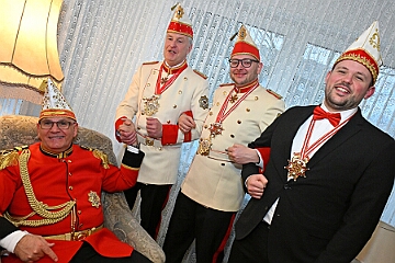 88 Geburtstag 2025-02-14 08  Der 88. Geburtstag - Herzlichen Glückwunsch zum Geburtstag, Mutti! Mit einem Überraschungsbesuch gratulierte die Crew Detlefs Mutter zum 88. Geburtstag. Für Detlef bleibst du immer die Königin. : DVPJ, Holger II, Phil II., Prinz Karneval, Prinz, Prinzessin Mia I., Hofmarschälle, Page, Pagen, Paginnen, HDK, Duisburg, Karneval, Helau, Tollität, Event, Session 2024, Session 2025, HDK Duisburg, Hauptausschuss, Hauptausschuss Karneval Duisburg, Duisburg ist echt