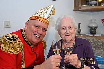 88 Geburtstag 2025-02-14 09  Der 88. Geburtstag - Herzlichen Glückwunsch zum Geburtstag, Mutti! Mit einem Überraschungsbesuch gratulierte die Crew Detlefs Mutter zum 88. Geburtstag. Für Detlef bleibst du immer die Königin. : DVPJ, Holger II, Phil II., Prinz Karneval, Prinz, Prinzessin Mia I., Hofmarschälle, Page, Pagen, Paginnen, HDK, Duisburg, Karneval, Helau, Tollität, Event, Session 2024, Session 2025, HDK Duisburg, Hauptausschuss, Hauptausschuss Karneval Duisburg, Duisburg ist echt