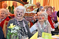 01 KarneFeier StHedwig 2025-02-17 10  Tour-Tag 17. Februar - Gestartet sind wir bei der Karnevalsfeier für Senioren im Malterser-Stift St. Hedwig in Huckingen, Organisiert von Stadtgarde Rot-Weiss. Dann ging linksrheinisch im Seniorenzentrum, von der „GeSoB“ mit dem „Sozialen Ring Ruhrstädt“, an der Zechenstraße in Homberg weiter. Am Frühen Abend besuchten wir den Senats-Prinzenempfang der KG Weiss-Grün Ruhrort im „Museum der deutschen Binnenschifffahrt“. : DVPJ, Holger II, Phil II., Prinz Karneval, Prinz, Prinzessin Mia I., Hofmarschälle, Page, Pagen, Paginnen, HDK, Duisburg, Karneval, Helau, Tollität, Event, Session 2024, Session 2025, HDK Duisburg, Hauptausschuss, Hauptausschuss Karneval Duisburg, Duisburg ist echt