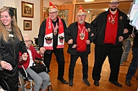 02 Seniorenztr Homberg 2025-02-17 07  Tour-Tag 17. Februar - Gestartet sind wir bei der Karnevalsfeier für Senioren im Malterser-Stift St. Hedwig in Huckingen, Organisiert von Stadtgarde Rot-Weiss. Dann ging linksrheinisch im Seniorenzentrum, von der „GeSoB“ mit dem „Sozialen Ring Ruhrstädt“, an der Zechenstraße in Homberg weiter. Am Frühen Abend besuchten wir den Senats-Prinzenempfang der KG Weiss-Grün Ruhrort im „Museum der deutschen Binnenschifffahrt“. : DVPJ, Holger II, Phil II., Prinz Karneval, Prinz, Prinzessin Mia I., Hofmarschälle, Page, Pagen, Paginnen, HDK, Duisburg, Karneval, Helau, Tollität, Event, Session 2024, Session 2025, HDK Duisburg, Hauptausschuss, Hauptausschuss Karneval Duisburg, Duisburg ist echt