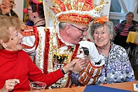 02 Seniorenztr Homberg 2025-02-17 08  Tour-Tag 17. Februar - Gestartet sind wir bei der Karnevalsfeier für Senioren im Malterser-Stift St. Hedwig in Huckingen, Organisiert von Stadtgarde Rot-Weiss. Dann ging linksrheinisch im Seniorenzentrum, von der „GeSoB“ mit dem „Sozialen Ring Ruhrstädt“, an der Zechenstraße in Homberg weiter. Am Frühen Abend besuchten wir den Senats-Prinzenempfang der KG Weiss-Grün Ruhrort im „Museum der deutschen Binnenschifffahrt“. : DVPJ, Holger II, Phil II., Prinz Karneval, Prinz, Prinzessin Mia I., Hofmarschälle, Page, Pagen, Paginnen, HDK, Duisburg, Karneval, Helau, Tollität, Event, Session 2024, Session 2025, HDK Duisburg, Hauptausschuss, Hauptausschuss Karneval Duisburg, Duisburg ist echt