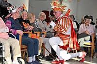 01 JohanniterNeudorf 2025-02-18 10  Tour-Tag 18. Februar - Der erste Termin führt uns ins Seniorenhaus vom Johanniter-Stift Duisburg-Neudorf an der Wildstraße. Weiter Richtung Süden besuchen wir den Seniorenkarneval die KFD in St. Peter und Paul Gemeinde in Duisburg-Huckingen. Von dort fahren wir in die Landeshauptstadt, Düsseldorf, wo es im Landtag heute mal närrisch zu gut. Der „Närrische Landtag“ ist gelebteTradition. : DVPJ, Holger II, Phil II., Prinz Karneval, Prinz, Prinzessin Mia I., Hofmarschälle, Page, Pagen, Paginnen, HDK, Duisburg, Karneval, Helau, Tollität, Event, Session 2024, Session 2025, HDK Duisburg, Hauptausschuss, Hauptausschuss Karneval Duisburg, Duisburg ist echt