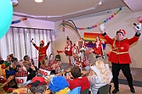 02 KFD StPeterPaul 2025-02-18 12  Tour-Tag 18. Februar - Der erste Termin führt uns ins Seniorenhaus vom Johanniter-Stift Duisburg-Neudorf an der Wildstraße. Weiter Richtung Süden besuchen wir den Seniorenkarneval die KFD in St. Peter und Paul Gemeinde in Duisburg-Huckingen. Von dort fahren wir in die Landeshauptstadt, Düsseldorf, wo es im Landtag heute mal närrisch zu gut. Der „Närrische Landtag“ ist gelebteTradition. : DVPJ, Holger II, Phil II., Prinz Karneval, Prinz, Prinzessin Mia I., Hofmarschälle, Page, Pagen, Paginnen, HDK, Duisburg, Karneval, Helau, Tollität, Event, Session 2024, Session 2025, HDK Duisburg, Hauptausschuss, Hauptausschuss Karneval Duisburg, Duisburg ist echt