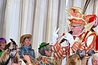 02 KFD StPeterPaul 2025-02-18 13  Tour-Tag 18. Februar - Der erste Termin führt uns ins Seniorenhaus vom Johanniter-Stift Duisburg-Neudorf an der Wildstraße. Weiter Richtung Süden besuchen wir den Seniorenkarneval die KFD in St. Peter und Paul Gemeinde in Duisburg-Huckingen. Von dort fahren wir in die Landeshauptstadt, Düsseldorf, wo es im Landtag heute mal närrisch zu gut. Der „Närrische Landtag“ ist gelebteTradition. : DVPJ, Holger II, Phil II., Prinz Karneval, Prinz, Prinzessin Mia I., Hofmarschälle, Page, Pagen, Paginnen, HDK, Duisburg, Karneval, Helau, Tollität, Event, Session 2024, Session 2025, HDK Duisburg, Hauptausschuss, Hauptausschuss Karneval Duisburg, Duisburg ist echt