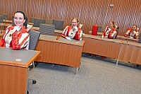 03 NaerLandtag 2025-02-18 AW8 0886  Tour-Tag 18. Februar - Der erste Termin führt uns ins Seniorenhaus vom Johanniter-Stift Duisburg-Neudorf an der Wildstraße. Weiter Richtung Süden besuchen wir den Seniorenkarneval die KFD in St. Peter und Paul Gemeinde in Duisburg-Huckingen. Von dort fahren wir in die Landeshauptstadt, Düsseldorf, wo es im Landtag heute mal närrisch zu gut. Der „Närrische Landtag“ ist gelebteTradition. : DVPJ, Holger II, Phil II., Prinz Karneval, Prinz, Prinzessin Mia I., Hofmarschälle, Page, Pagen, Paginnen, HDK, Duisburg, Karneval, Helau, Tollität, Event, Session 2024, Session 2025, HDK Duisburg, Hauptausschuss, Hauptausschuss Karneval Duisburg, Duisburg ist echt
