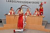 03 NaerLandtag 2025-02-18 AW8 0936  Tour-Tag 18. Februar - Der erste Termin führt uns ins Seniorenhaus vom Johanniter-Stift Duisburg-Neudorf an der Wildstraße. Weiter Richtung Süden besuchen wir den Seniorenkarneval die KFD in St. Peter und Paul Gemeinde in Duisburg-Huckingen. Von dort fahren wir in die Landeshauptstadt, Düsseldorf, wo es im Landtag heute mal närrisch zu gut. Der „Närrische Landtag“ ist gelebteTradition. : DVPJ, Holger II, Phil II., Prinz Karneval, Prinz, Prinzessin Mia I., Hofmarschälle, Page, Pagen, Paginnen, HDK, Duisburg, Karneval, Helau, Tollität, Event, Session 2024, Session 2025, HDK Duisburg, Hauptausschuss, Hauptausschuss Karneval Duisburg, Duisburg ist echt