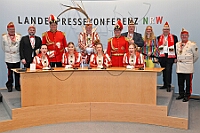 03 NaerLandtag 2025-02-18 AW8 0941  Tour-Tag 18. Februar - Der erste Termin führt uns ins Seniorenhaus vom Johanniter-Stift Duisburg-Neudorf an der Wildstraße. Weiter Richtung Süden besuchen wir den Seniorenkarneval die KFD in St. Peter und Paul Gemeinde in Duisburg-Huckingen. Von dort fahren wir in die Landeshauptstadt, Düsseldorf, wo es im Landtag heute mal närrisch zu gut. Der „Närrische Landtag“ ist gelebteTradition. : DVPJ, Holger II, Phil II., Prinz Karneval, Prinz, Prinzessin Mia I., Hofmarschälle, Page, Pagen, Paginnen, HDK, Duisburg, Karneval, Helau, Tollität, Event, Session 2024, Session 2025, HDK Duisburg, Hauptausschuss, Hauptausschuss Karneval Duisburg, Duisburg ist echt