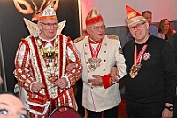 02 Prinzgar Fluesters 2025-02-19 04  Mittwoch, 19. Februar - Jahrelang ist der Besuch der CDU Ratsfraktion im Rathaus Tradition. Genauso wie der dort verliehene „Wurstorden“. Zur vorgerückter Stunde wurde es dann leise. In Opgen-Rhein's "Zum Johanniter", in Walsum, hieß es zum 2.Mal,  „Flüstersitzung“, Veranstalter die Duisburger Prinzengarde. : DVPJ, Holger II, Phil II., Prinz Karneval, Prinz, Prinzessin Mia I., Hofmarschälle, Page, Pagen, Paginnen, HDK, Duisburg, Karneval, Helau, Tollität, Event, Session 2024, Session 2025, HDK Duisburg, Hauptausschuss, Hauptausschuss Karneval Duisburg, Duisburg ist echt
