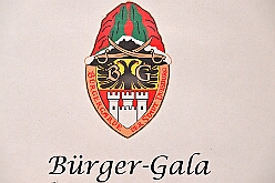 02 BuergerGala 2025-02-22 01  Samstagstour 22. Februar - Am Abend starteten wir in Hamborn im „Abteikeller“. Die 1.Gr. KG Rot-Weiß Hamborn-Marxloh hatte die Männer zur Herrensitzung geladen. Danach dann zwei Termine in Duisburgs City. Zuerst die im WYNDHAM Hotel Duisburger Hof die Premiere der Bürgergarde Duisburg. Deren „Bürger Gala“ war die erste Saalveranstaltung seit ihrer Gründung. Danach dann ein paar Meter weiter in der Aula des Gertrud-Bäumer-Berufskolleg der letzte Auftritt an diesem Abend auf dem Kostümfest der KG Königreich Duissern. : DVPJ, Holger II, Phil II., Prinz Karneval, Prinz, Prinzessin Mia I., Hofmarschälle, Page, Pagen, Paginnen, HDK, Duisburg, Karneval, Helau, Tollität, Event, Session 2024, Session 2025, HDK Duisburg, Hauptausschuss, Hauptausschuss Karneval Duisburg, Duisburg ist echt