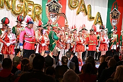 02 BuergerGala 2025-02-22 02  Samstagstour 22. Februar - Am Abend starteten wir in Hamborn im „Abteikeller“. Die 1.Gr. KG Rot-Weiß Hamborn-Marxloh hatte die Männer zur Herrensitzung geladen. Danach dann zwei Termine in Duisburgs City. Zuerst die im WYNDHAM Hotel Duisburger Hof die Premiere der Bürgergarde Duisburg. Deren „Bürger Gala“ war die erste Saalveranstaltung seit ihrer Gründung. Danach dann ein paar Meter weiter in der Aula des Gertrud-Bäumer-Berufskolleg der letzte Auftritt an diesem Abend auf dem Kostümfest der KG Königreich Duissern. : DVPJ, Holger II, Phil II., Prinz Karneval, Prinz, Prinzessin Mia I., Hofmarschälle, Page, Pagen, Paginnen, HDK, Duisburg, Karneval, Helau, Tollität, Event, Session 2024, Session 2025, HDK Duisburg, Hauptausschuss, Hauptausschuss Karneval Duisburg, Duisburg ist echt