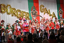 02 BuergerGala 2025-02-22 03  Samstagstour 22. Februar - Am Abend starteten wir in Hamborn im „Abteikeller“. Die 1.Gr. KG Rot-Weiß Hamborn-Marxloh hatte die Männer zur Herrensitzung geladen. Danach dann zwei Termine in Duisburgs City. Zuerst die im WYNDHAM Hotel Duisburger Hof die Premiere der Bürgergarde Duisburg. Deren „Bürger Gala“ war die erste Saalveranstaltung seit ihrer Gründung. Danach dann ein paar Meter weiter in der Aula des Gertrud-Bäumer-Berufskolleg der letzte Auftritt an diesem Abend auf dem Kostümfest der KG Königreich Duissern. : DVPJ, Holger II, Phil II., Prinz Karneval, Prinz, Prinzessin Mia I., Hofmarschälle, Page, Pagen, Paginnen, HDK, Duisburg, Karneval, Helau, Tollität, Event, Session 2024, Session 2025, HDK Duisburg, Hauptausschuss, Hauptausschuss Karneval Duisburg, Duisburg ist echt