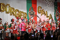 02 BuergerGala 2025-02-22 04  Samstagstour 22. Februar - Am Abend starteten wir in Hamborn im „Abteikeller“. Die 1.Gr. KG Rot-Weiß Hamborn-Marxloh hatte die Männer zur Herrensitzung geladen. Danach dann zwei Termine in Duisburgs City. Zuerst die im WYNDHAM Hotel Duisburger Hof die Premiere der Bürgergarde Duisburg. Deren „Bürger Gala“ war die erste Saalveranstaltung seit ihrer Gründung. Danach dann ein paar Meter weiter in der Aula des Gertrud-Bäumer-Berufskolleg der letzte Auftritt an diesem Abend auf dem Kostümfest der KG Königreich Duissern. : DVPJ, Holger II, Phil II., Prinz Karneval, Prinz, Prinzessin Mia I., Hofmarschälle, Page, Pagen, Paginnen, HDK, Duisburg, Karneval, Helau, Tollität, Event, Session 2024, Session 2025, HDK Duisburg, Hauptausschuss, Hauptausschuss Karneval Duisburg, Duisburg ist echt