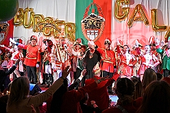 02 BuergerGala 2025-02-22 07  Samstagstour 22. Februar - Am Abend starteten wir in Hamborn im „Abteikeller“. Die 1.Gr. KG Rot-Weiß Hamborn-Marxloh hatte die Männer zur Herrensitzung geladen. Danach dann zwei Termine in Duisburgs City. Zuerst die im WYNDHAM Hotel Duisburger Hof die Premiere der Bürgergarde Duisburg. Deren „Bürger Gala“ war die erste Saalveranstaltung seit ihrer Gründung. Danach dann ein paar Meter weiter in der Aula des Gertrud-Bäumer-Berufskolleg der letzte Auftritt an diesem Abend auf dem Kostümfest der KG Königreich Duissern. : DVPJ, Holger II, Phil II., Prinz Karneval, Prinz, Prinzessin Mia I., Hofmarschälle, Page, Pagen, Paginnen, HDK, Duisburg, Karneval, Helau, Tollität, Event, Session 2024, Session 2025, HDK Duisburg, Hauptausschuss, Hauptausschuss Karneval Duisburg, Duisburg ist echt